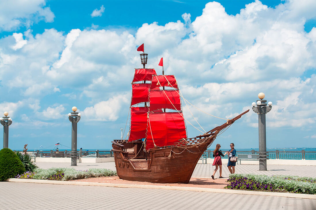 Памятник Алые паруса