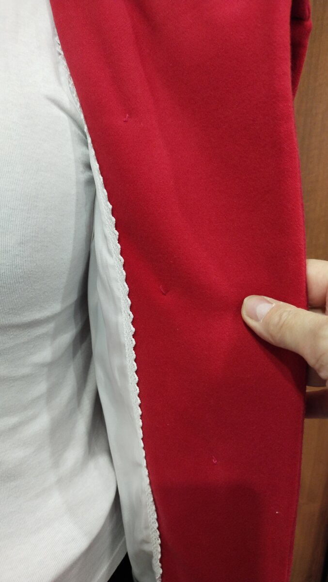 Подборт отделала узким белым кружевом по всей длине, и переходящим на спинку