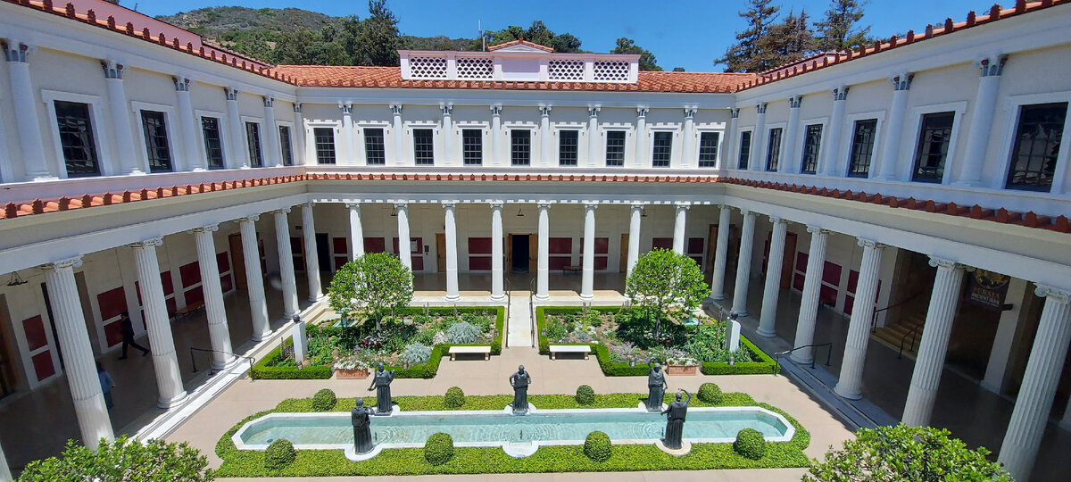 Внутренний перистиль. Вид со 2го этажа. Фото из личного архива автора. Май 2022.