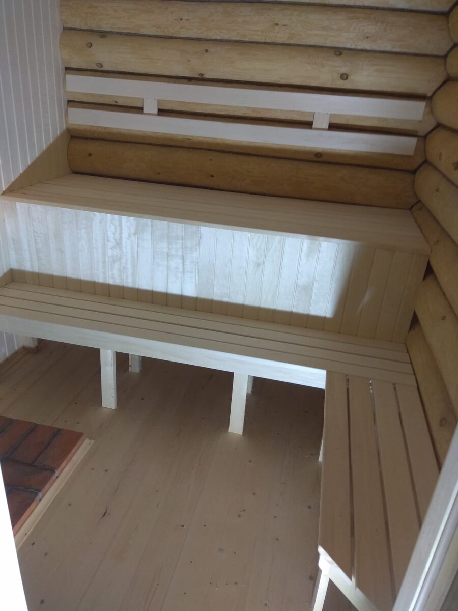 
Печь установлена, пришло время делать полоки. Материал выбрали липу, приятный аромат и конечно же внешний вид не может не радовать. Верхний полок разместили на высоте 1 метр от пола шириной 80 см, по идее это слишком широко, достаточно и 60 см. Нижний полок на высоте 50 см, его сделали 40 см шириной. Вот что получилось;)