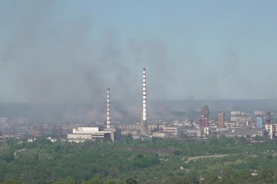     Помощник главы МВД ЛНР Киселев сообщил, что на "Азоте" удерживается около 450 гражданских  REUTERS