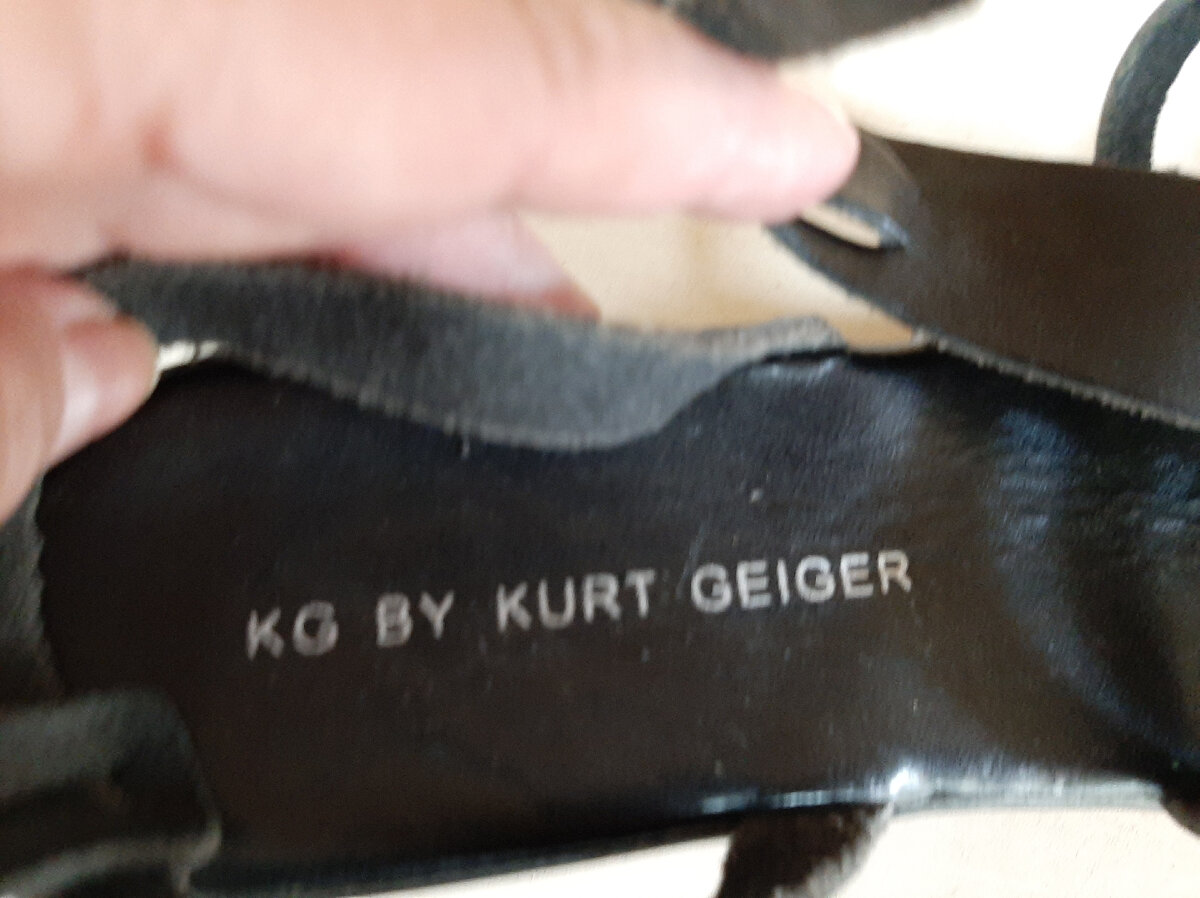Kurt Geiger - английский бренд стильной обуви и аксессуаров, созданный в 1963 году. Коллекции марки отличает яркий стиль, необычное сочетание материалов и цветов, современные технологии и переосмысление классического подхода к дизайну. Обувь. Kurt Geiger невероятно популярна в среде европейского креативного класса.