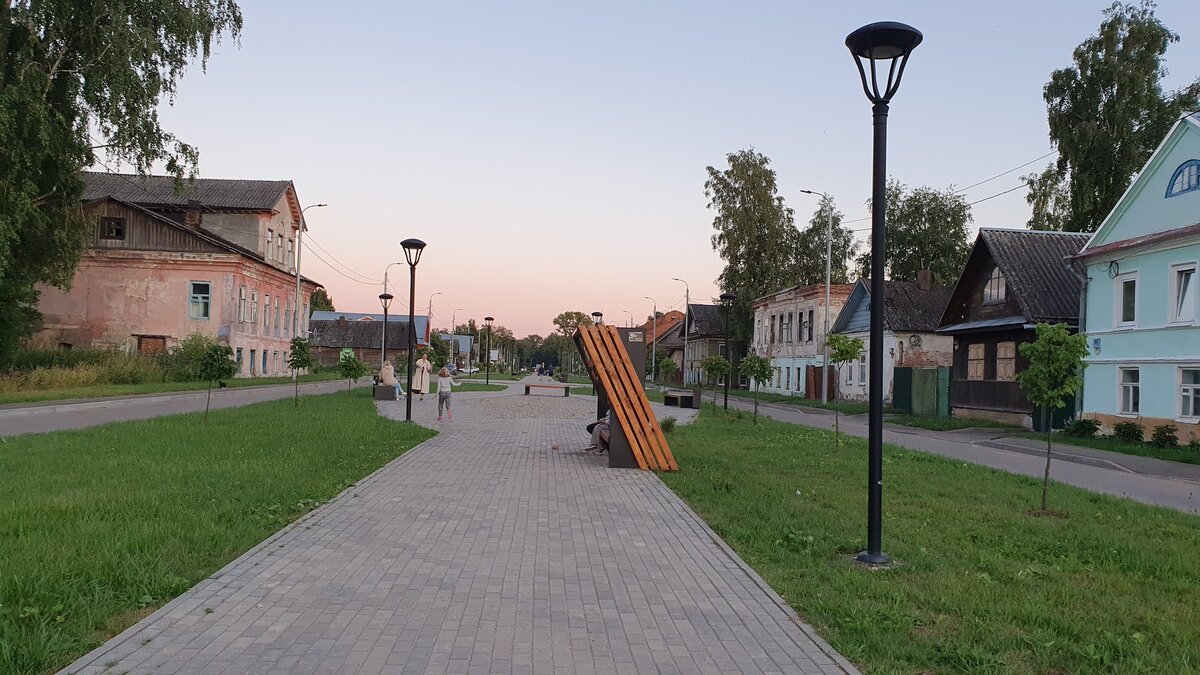 Город унылым. Осташков бульвар. Осташков фото города. Город Осташков фото до после Евстафьевская.