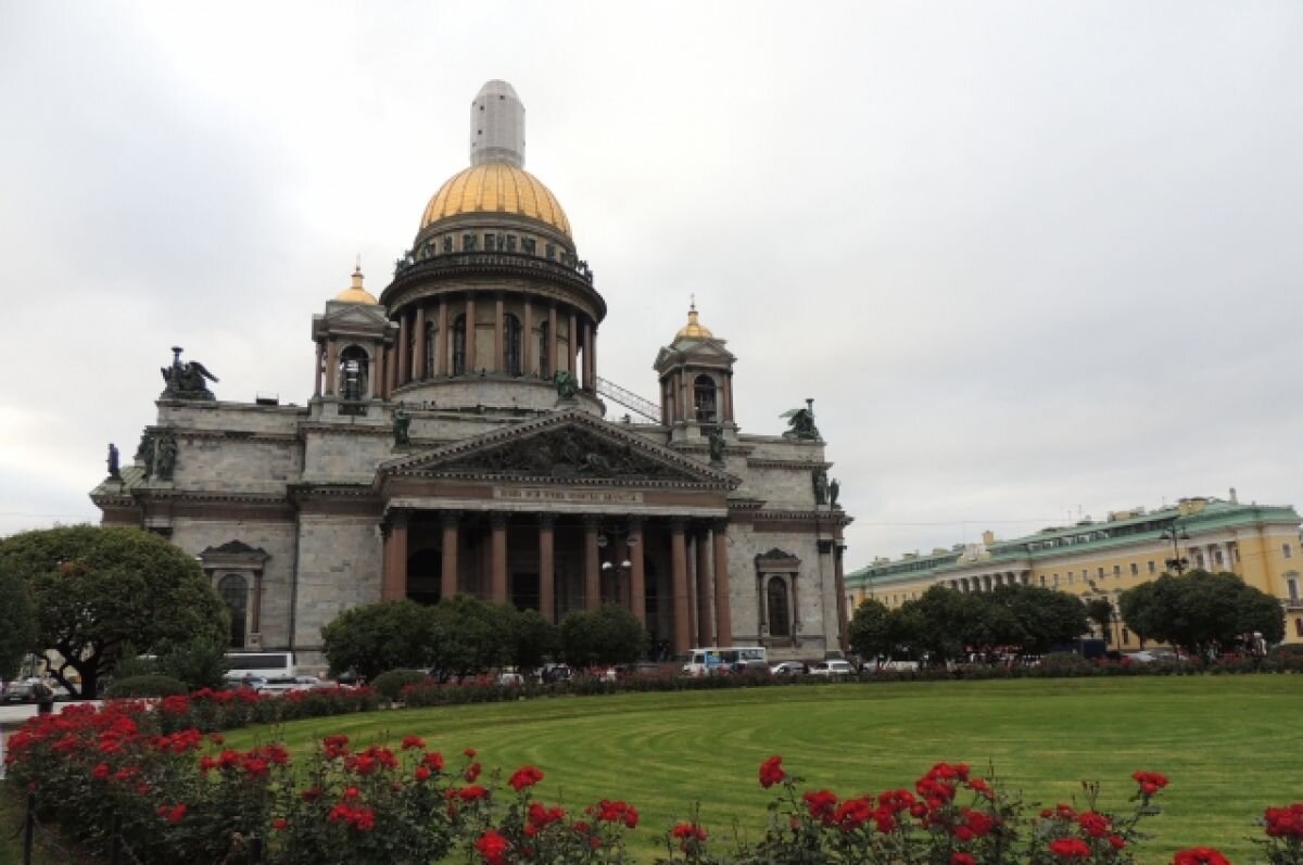 Исаакиевский собор в Санкт Петербурге напротив