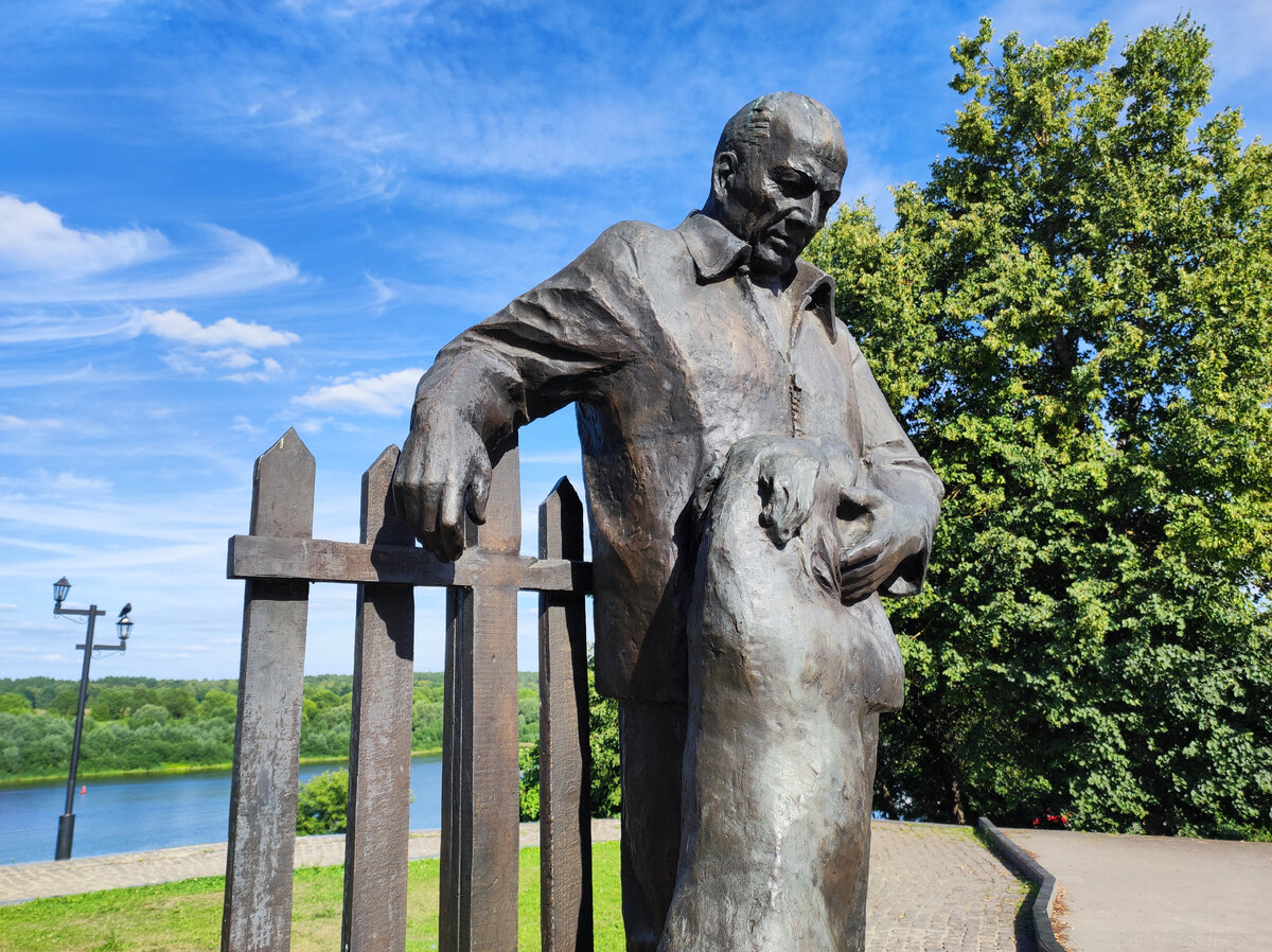 Памятник Константину Паустовскому. Источник — dzen.ru/pa_myatnik