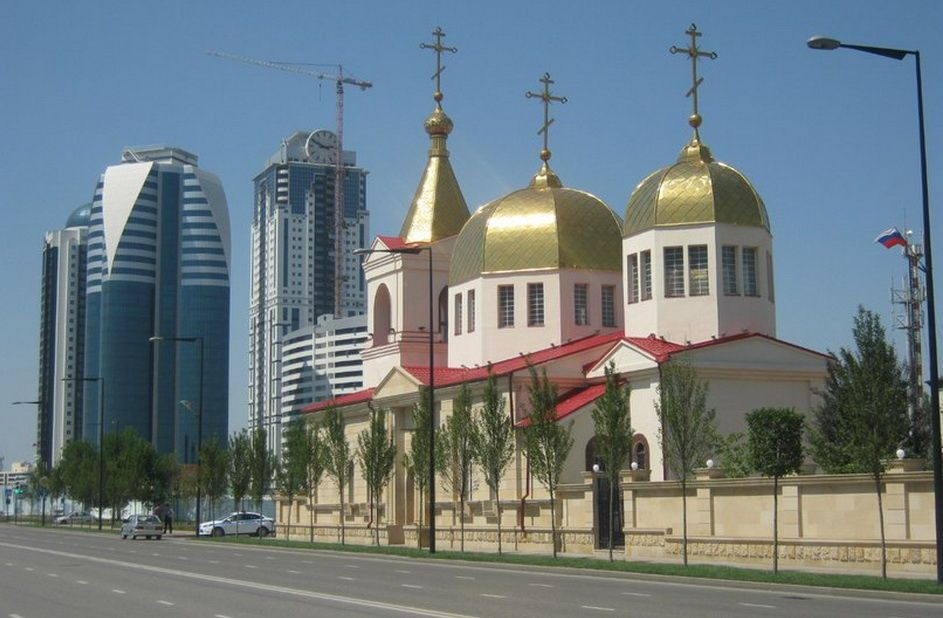 В чечне есть православные храмы. Храм Михаила Архангела (Грозный). Православный храм Архангела Михаила в Грозном. Православный храм Михаила Архистратига Грозный. Храм Архангела Михаила Чечня.