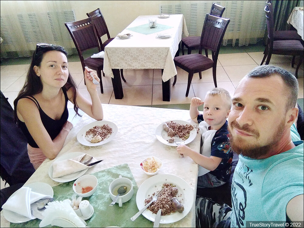 Беларусь - Зашли в сельский ресторан. Цены на еду - копейки, а вкус - отменный