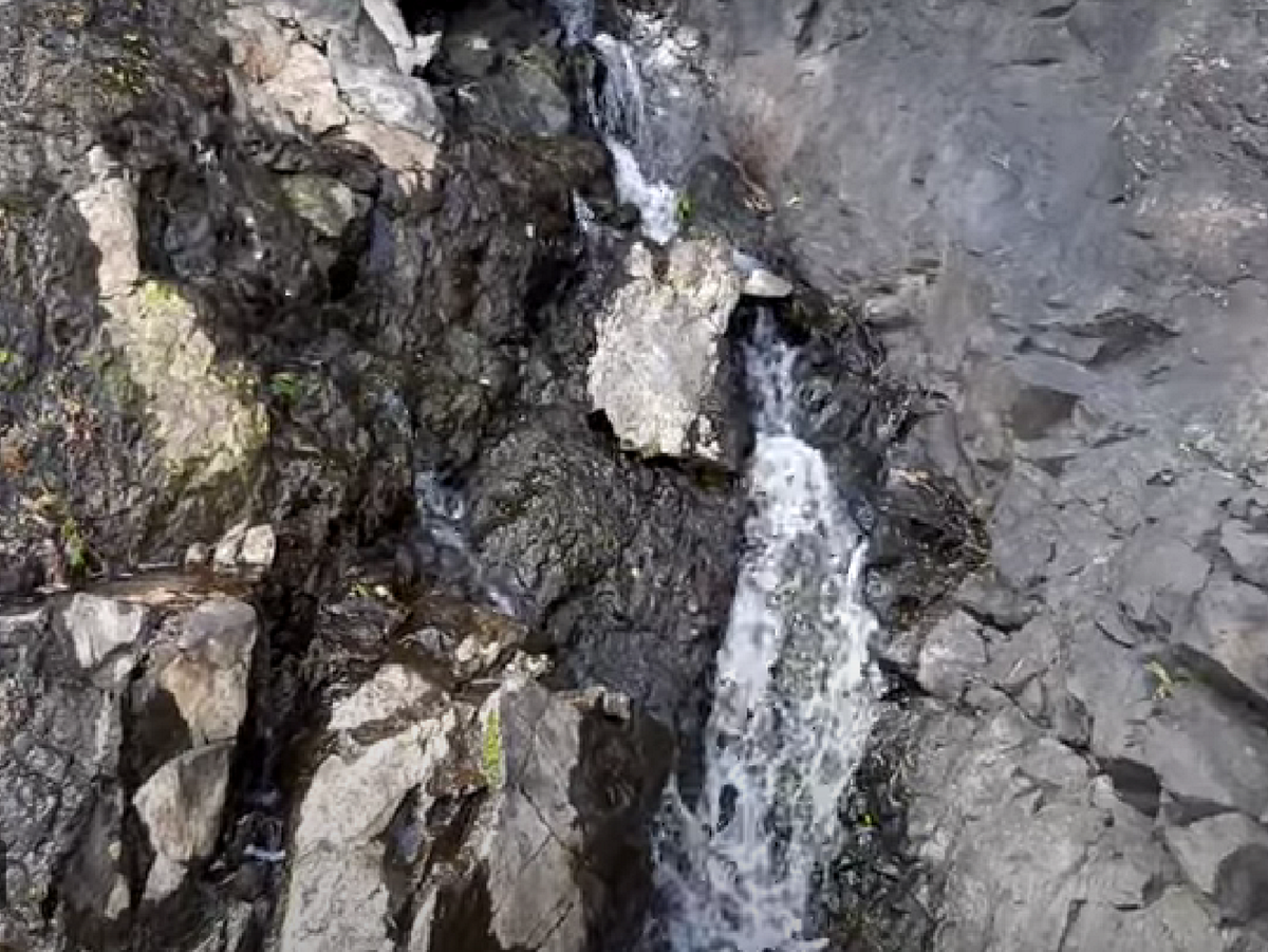 Вокруг вулкана многоуровневые вулканические породы, возраст которых миллиарды лет. Даже трудно это представить! Черные фрагменты – иголки турмалина на тектонических плоскостях.  