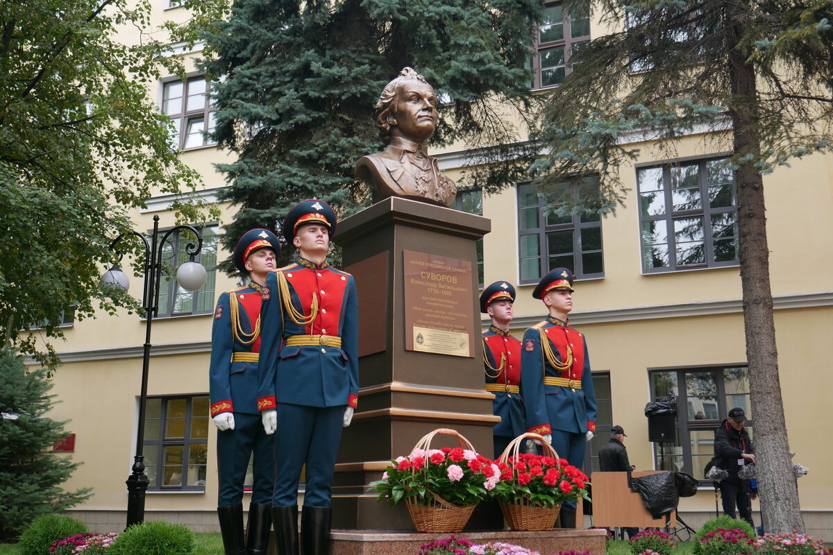 Петербург открыли. Открытие памятника Суворову в СВУ. СПБ СВУ аллея героев. Памятник Суворову в Питере. Суворовское училище Питер.