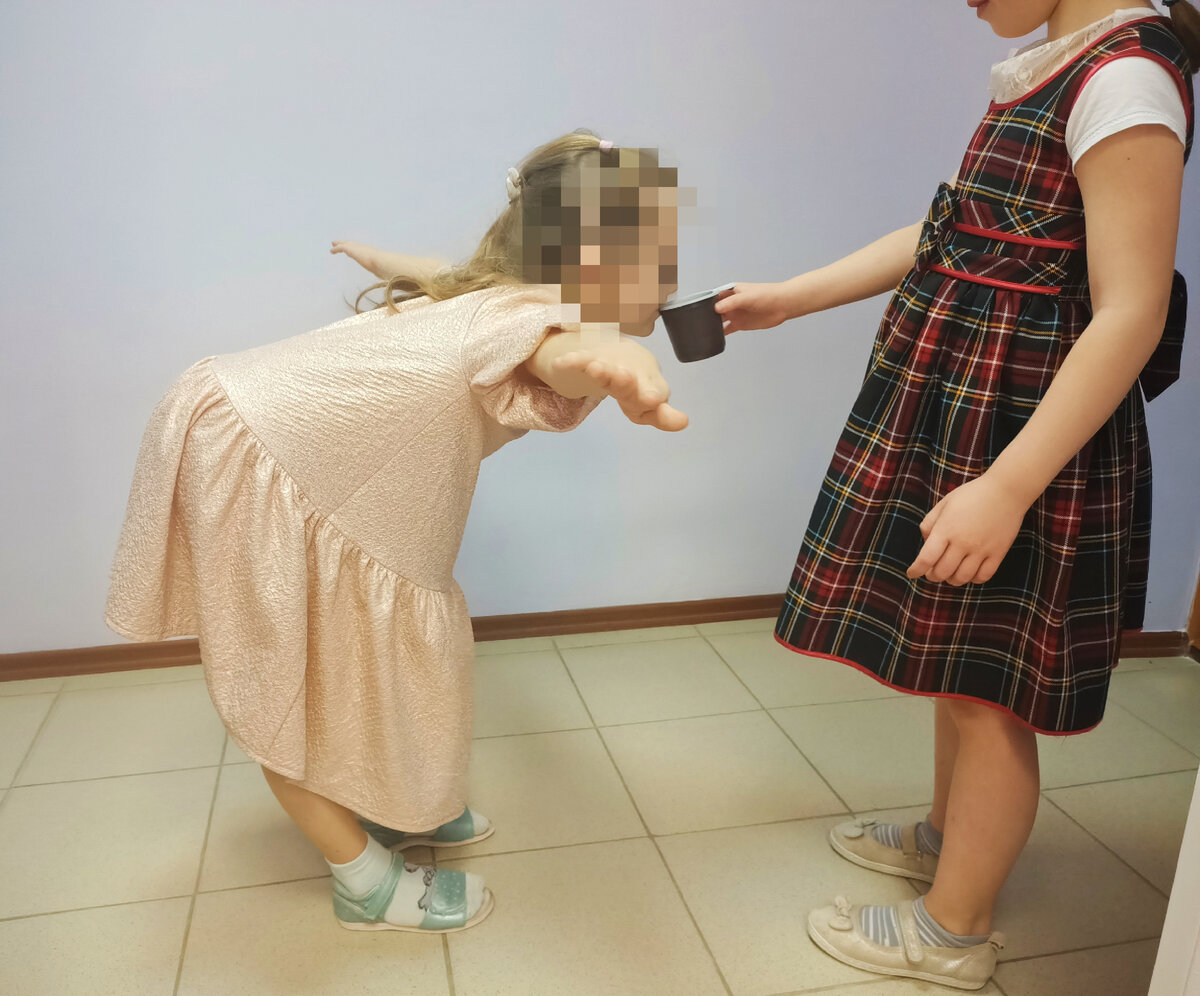 Мои маленькие помощницы показывают, как вчера мы с одной из них мгновенно избавились от икоты