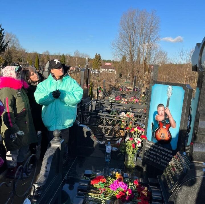    "Воровайки" на могиле у Юрия Алмазова