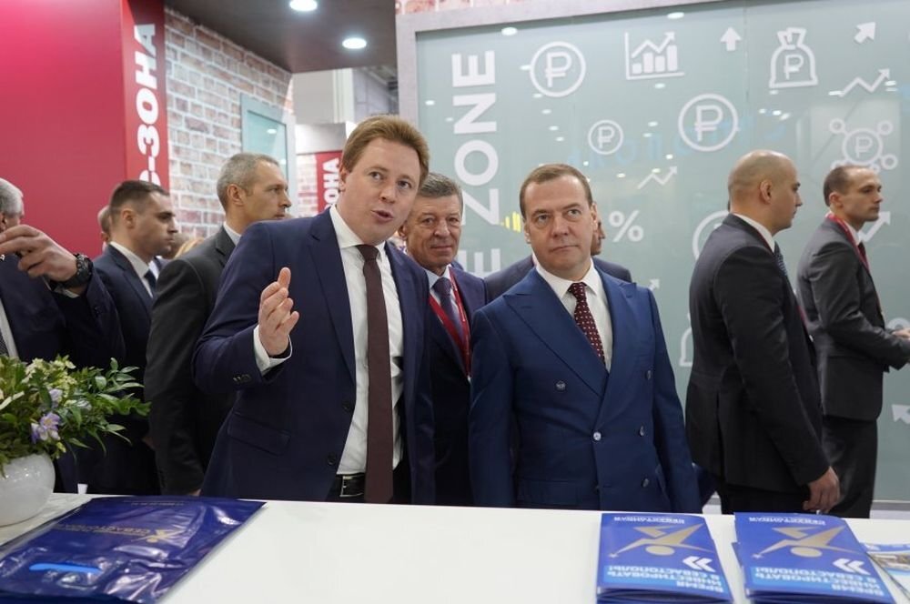  Губернатор Севастополя представляет региональные проекты премьер-министру Дмитрию Медведеву. Фото: sev.gov.ru.