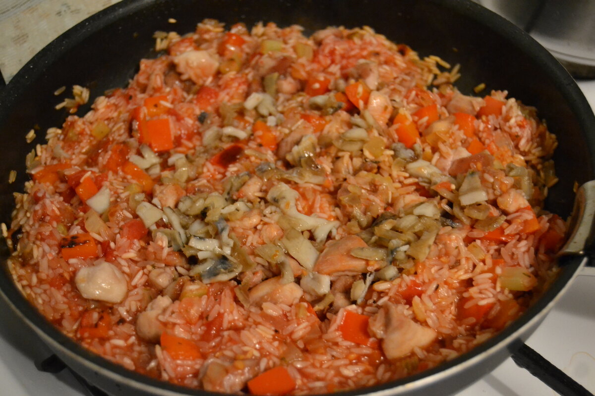 Паэлья с курицей и кальмарами