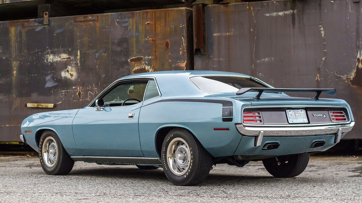 САМОСТОЯТЕЛЬНЫЙ ОБМЕН Под самостоятельным обменом подразумевается продажа подержанного автомобиля через авторынок или размещение объявлений в журналах и газетах с последующим обращением в автосалон для подбора и покупки нового. Как правило, это достаточно длительный и нервный процесс: предложений много, а потенциальный покупатель будет пытаться всячески снизить цену, описывая недостатки вашего транспортного средства. Помимо прочего, вы должны будете заплатить за размещение объявлений, место на авторынке, будут сопутствующие расходы на топливо и переоформление документов.

ОБМЕН ЧЕРЕЗ АВТОСАЛОН
Процедура обмена известна гражданам России уже много лет. Вначале это была государственная программа, которая подразумевала сдачу подержанного авто (старше 10 лет) на утилизацию. Взамен выдавался сертификат на сумму 50 тыс. рублей. Однако эта программа была интересна и выгодна только в том случае, если стоимость автомобиля была меньше стоимости сертификата. Сегодня же сдать старую машину в обмен на новую можно практически в любом автосалоне страны.