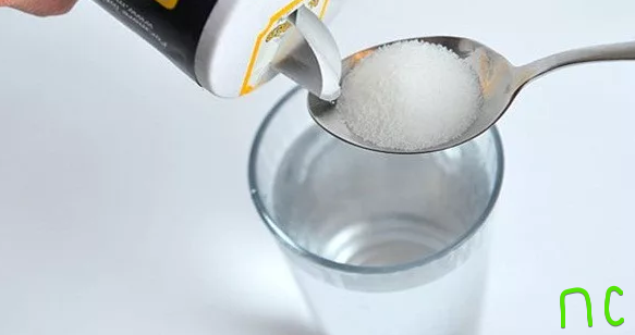 Добавляем ложку морской соли в стакан воды