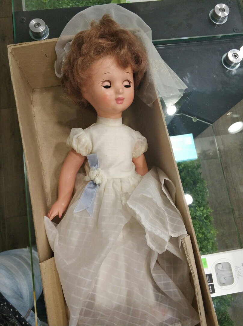 Кукла видимо хранилась в коробке - потому и платье  сохранилось отлично, не выгорело