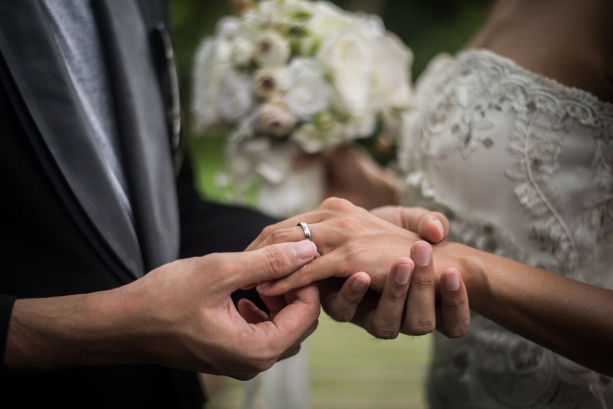 Жених и невеста с кольцами