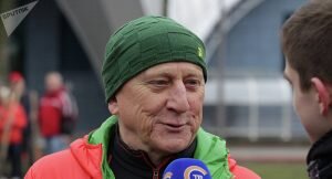 Спустя пару недель после этапа в Раубичах мы беседовали с Николаем Козеко, который сожалел, что для прибывшего в Раубичи зрителя было сделано явно недостаточно. На главном тренере сборной, помимо прямых обязанностей, замыкается решение очень многих вопросов, и было бы нелепо поручать ему ещё и заботу об организации питания поодаль трамплинов. Одна-две палатки со скудным ассортиментом — очевидно, мало и не то, о чем мечтали благодарные болельщики, немалым числом прибывшие поглядеть на выступления ведущих фристайлистов.