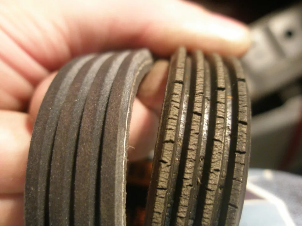 Почему новый ремень. Изношенный приводной ремень. Ремень поликлиновый изношенный. Ремень генератора изношен. Износ ремня