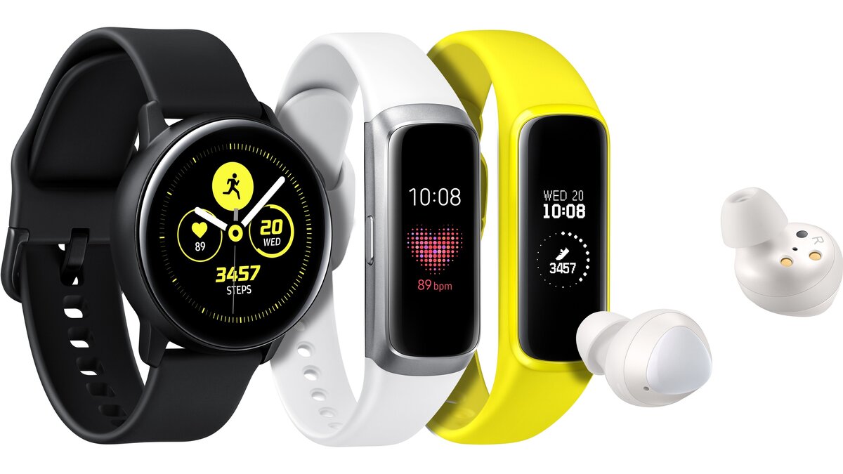 Компания Samsung представила фитнес-браслеты Galaxy Fit и Galaxy Fit e, которые приходят на смену Gear Fit 2 и Gear Fit 2 Pro.  
 
Браслеты защищены от влаги (5 ATM), что позволяет плавать в бассейне. Они автоматически отслеживают активность пользователя во время ходьбы, бега, велопрогулок, гребли, прыжков и занятий на эллиптическом тренажере или начала обычной динамической тренировки. Можно выбрать один из более 90 видов упражнений в приложении Samsung Health на смартфоне и отслеживание начнётся автоматически. 

Galaxy Fit получил цветной экран AMOLED диагональю 0,95 дюйма разрешением 120 х 240 пикселей, аккумулятор ёмкостью 120 мА∙ч с беспроводной зарядкой. Модель Fit e более простая, экран PMOLED у неё не цветной, диагональю 0,74 дюйма, разрешением 64 х 128 пикселей, аккумулятор — 70 мА∙ч с проводной зарядкой. Есть датчик частоты сердечных сокращений, акселерометр. У Galaxy Fit дополнительно есть гироскоп. Они работают на платформе Realtime OS. 

В России Galaxy Fit и Fit e начнут продаваться в апреле 6 990 и 2 990 рублей соответственно. Цвета у Galaxy Fit  — Оникс и Титан, у Galaxy Fit e – Оникс, Молоко и Лимонник.
