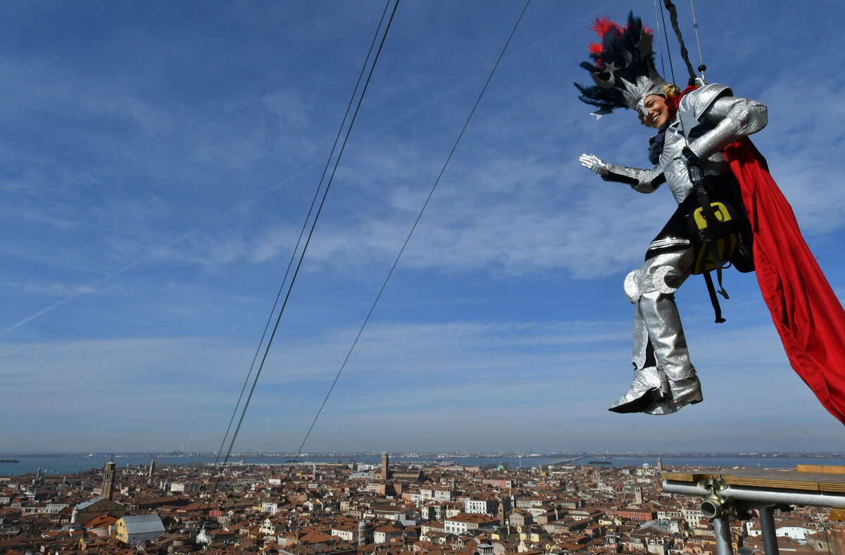 Первой отправилась в полёт Миколь Росси