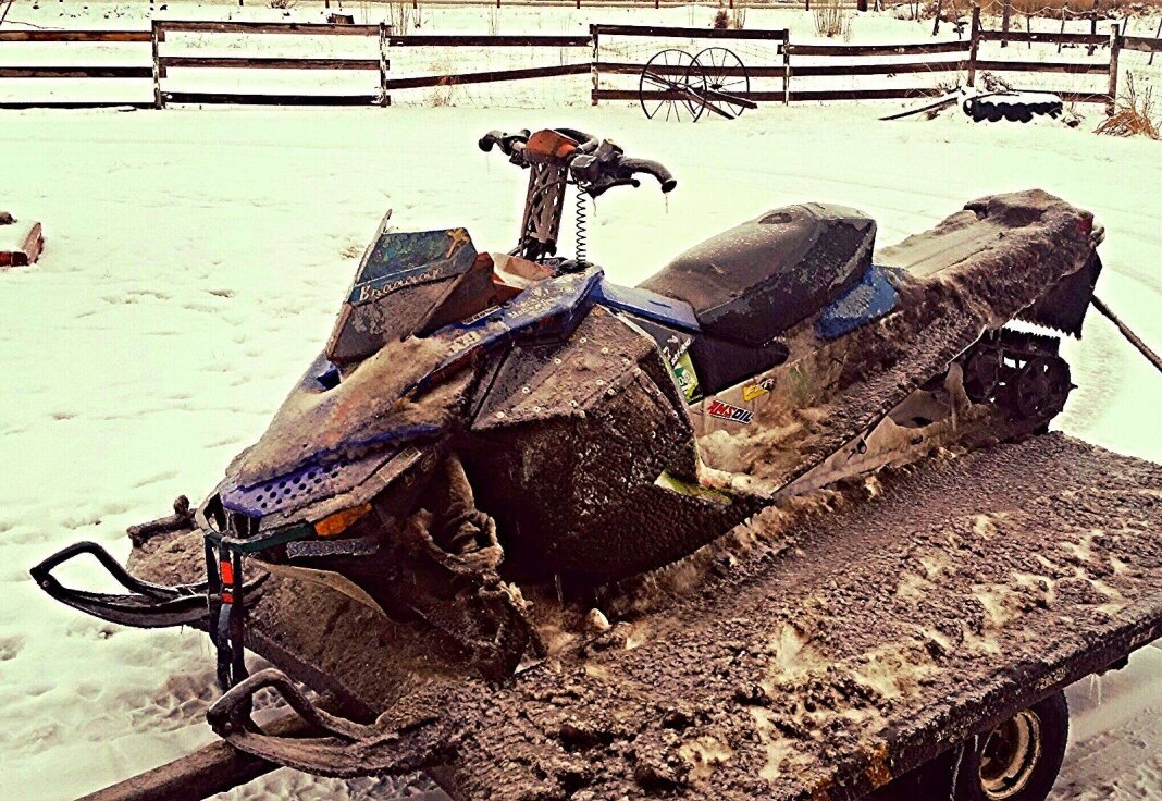 Результат перевозки снегохода на прицепе без чехла