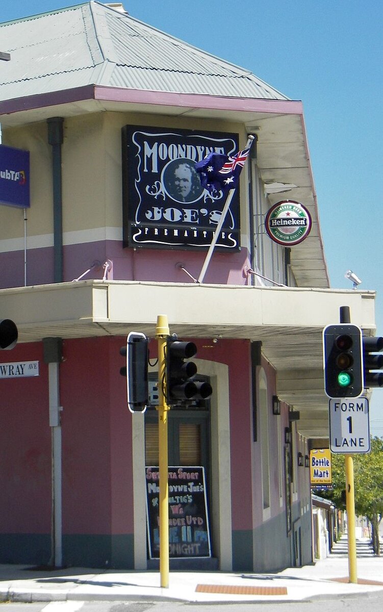 Бар названный в честь Джо. Источник: https://en.wikipedia.org/wiki/Moondyne_Joe