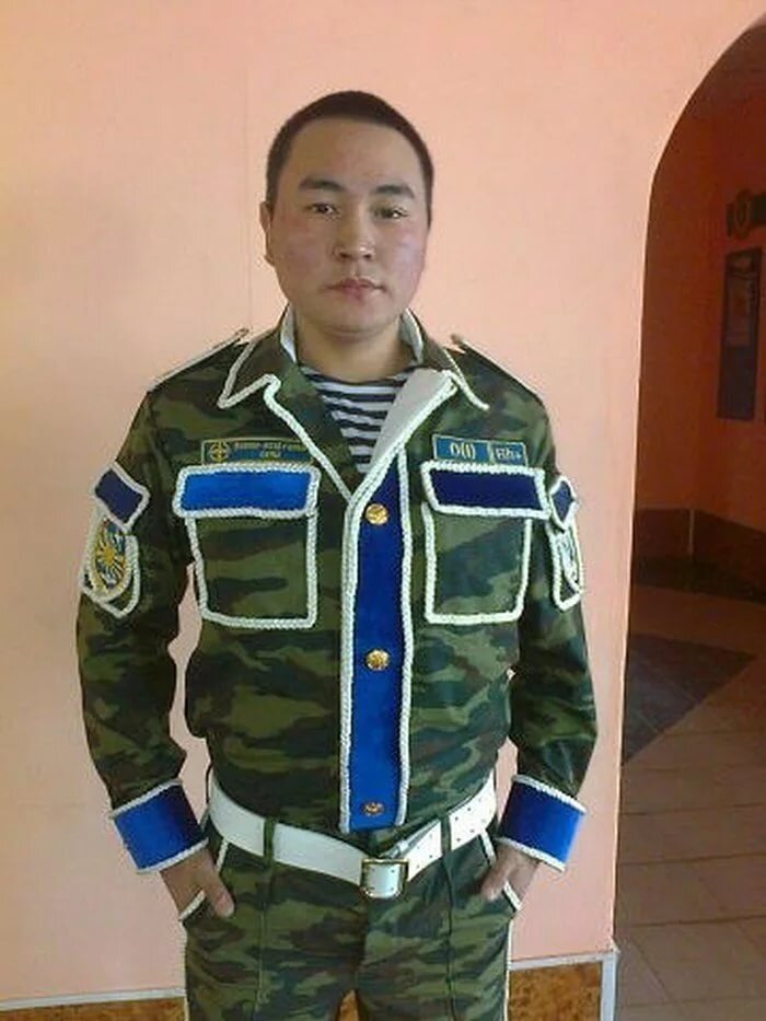 Парадная форма военнослужащих СА в 70-80-х годах и ее неуставные переделки.