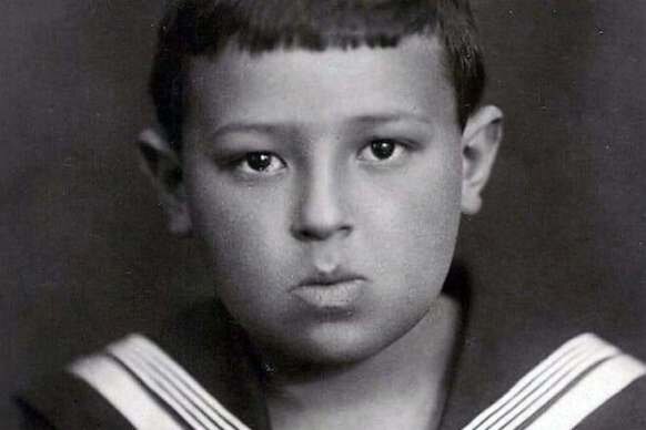 На фото Владимир Этуш в детстве