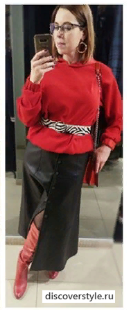 Тут толстовка подпоясана, что еще абсурднее