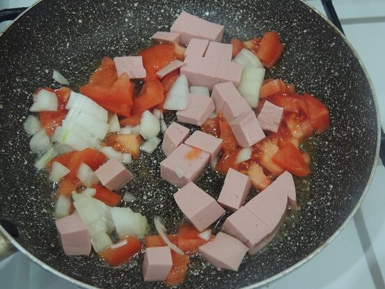 Омлет с помидорами и колбасой