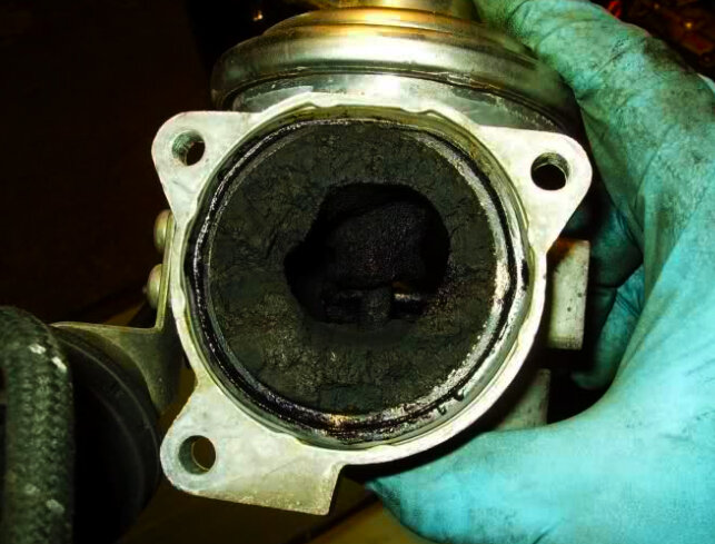    Клапан EGR (клапан рециркуляции выхлопных газов) позволяет выхлопным газам попадать обратно в камеру сгорания, повышая тем самым КПД двигателя и уменьшая загрязнение окружающей среды.-2