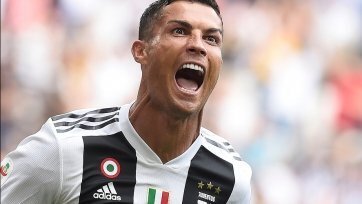 Фото: juventus.comКак сообщается, португалец может быть подвергнут наказанию за свой жест при праздновании одного из голов в ворота «Атлетико» из Мадрида в ответном матче 1/8 финала Лиги чемпионов. Криштиану Роналдуякобы грозит до нескольких матчей дисквалификации в Лиге чемпионов.
