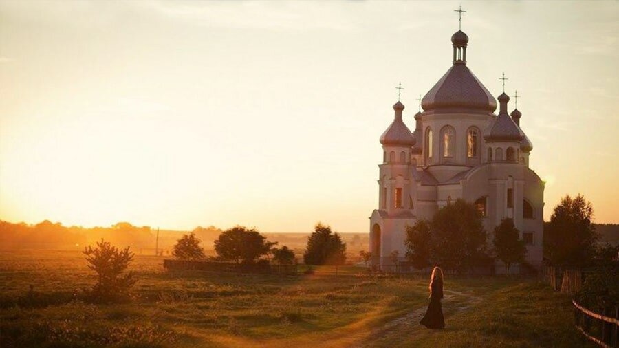 Храм бога слова. Возле церкви. Православие Эстетика храм. Природа Церковь девушка. Православные люди.