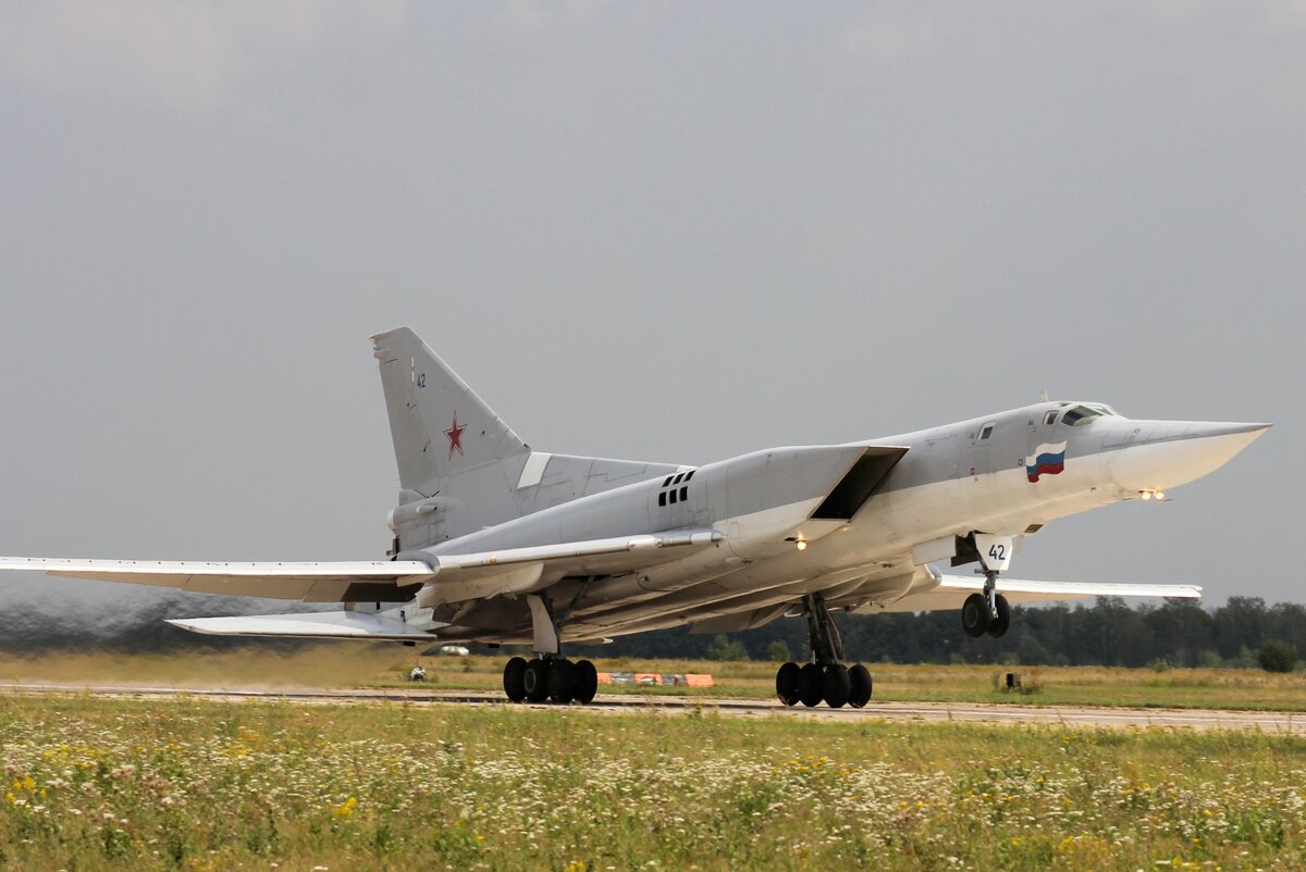Реактивные бомбардировщики-ракетоносцы Ту-22М3 теперь будут базироваться на авиабазе в Гвардейском. Радиус действия ракетоносцев и крылатых ракет позволит контролировать любую точку Европы.