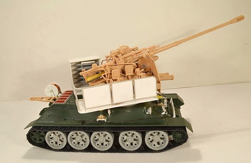 Модель кубинской СУ береговой обороны. Машина построена кубинцами уже в начале 21 века путём соединения шасси старого танка и почти такого же старого зенитного орудия КС-19.