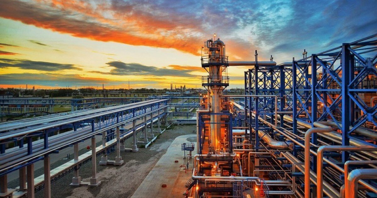 Нефть растет. Онпз омский нефтеперерабатывающий. Завод газпром омск. Нефть цена. Дешевая нефть.