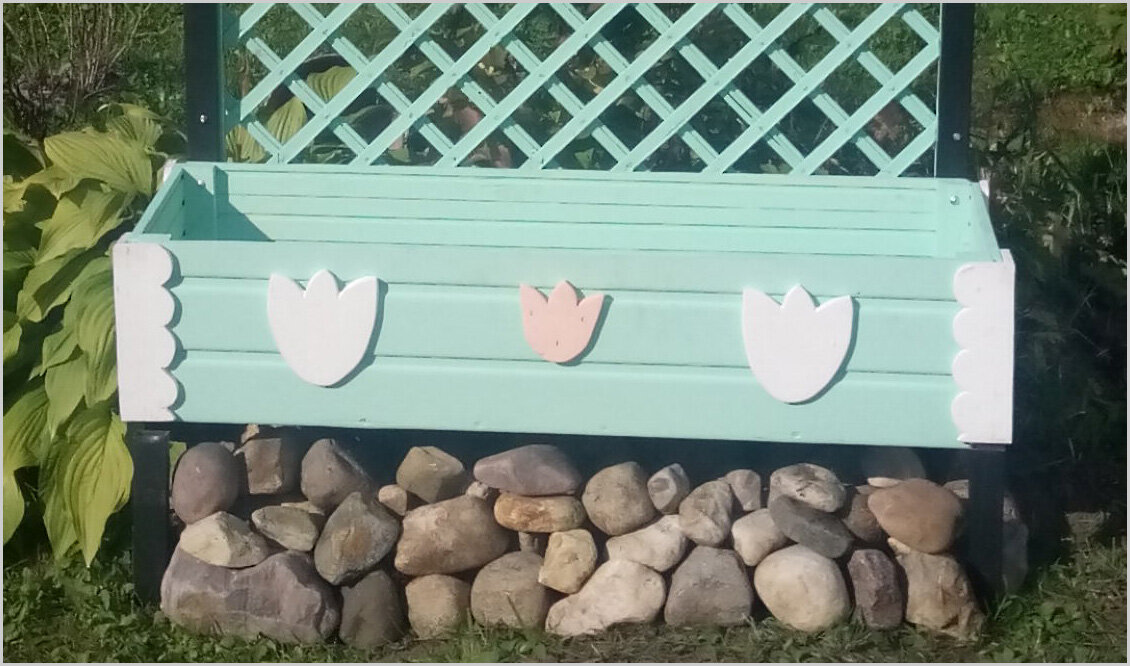 Клумба цветник на шпалере.
