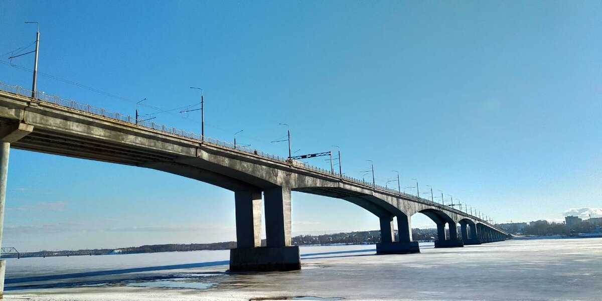     Мост -единственная транспортная артерия в Костроме, соединяющая два берега.