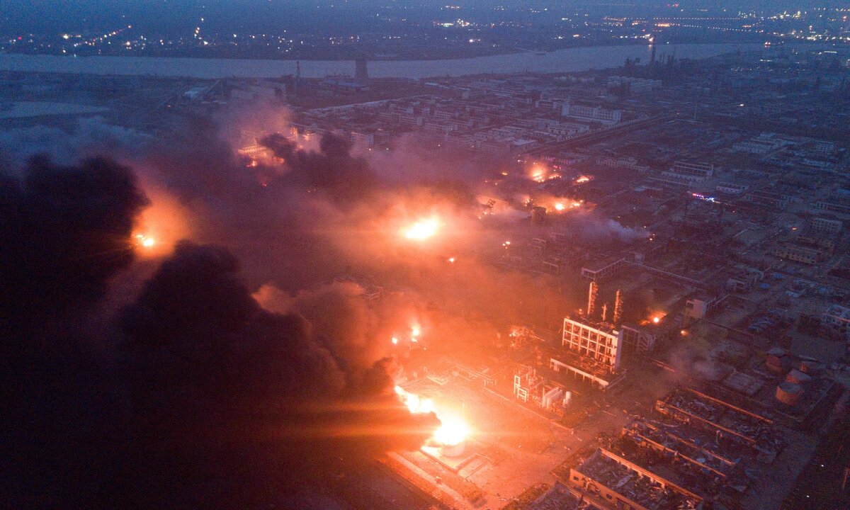Дым заполонил окрестности вокруг химического завода Тяньцзяи после взрыва в четверг, который унес жизни многих людей