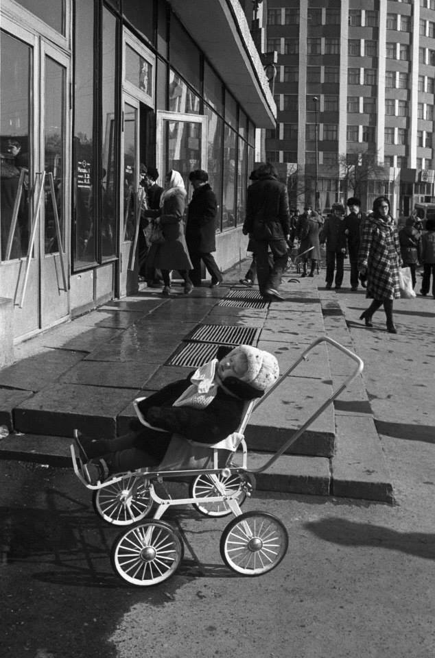 фото из интернета. ребёнок возле магазина - обычное дело.