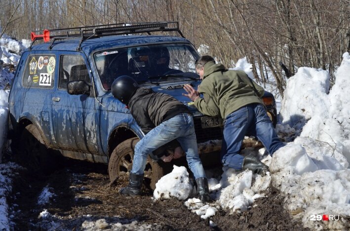 Нива внедорожник в грязи