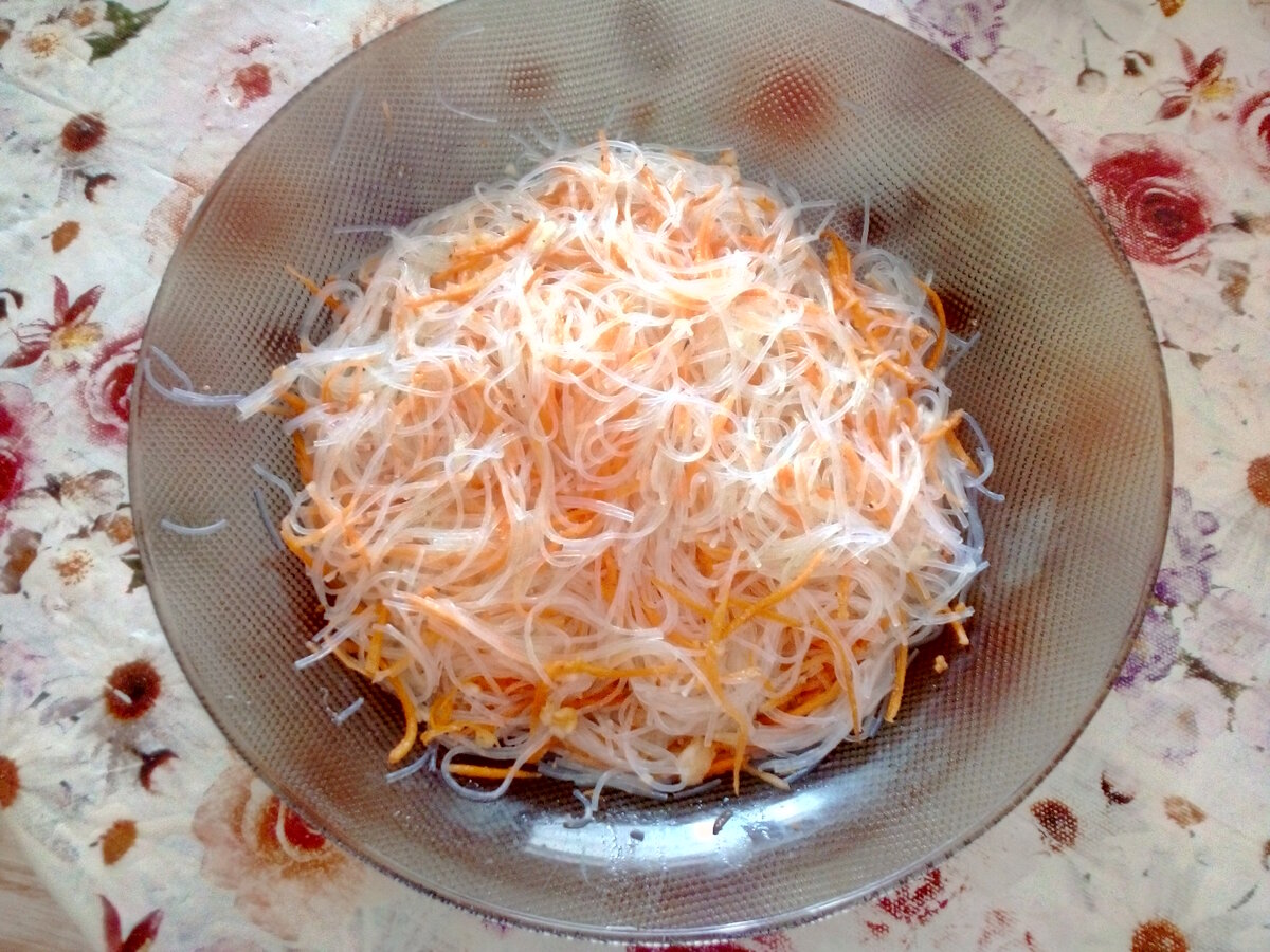 Фунчоза жареная в масле. Фунчоза в масле жареная хрустящая. Видео фунчоза с корейской морковкой и осьминожками. Настя фунчоза блоггер.