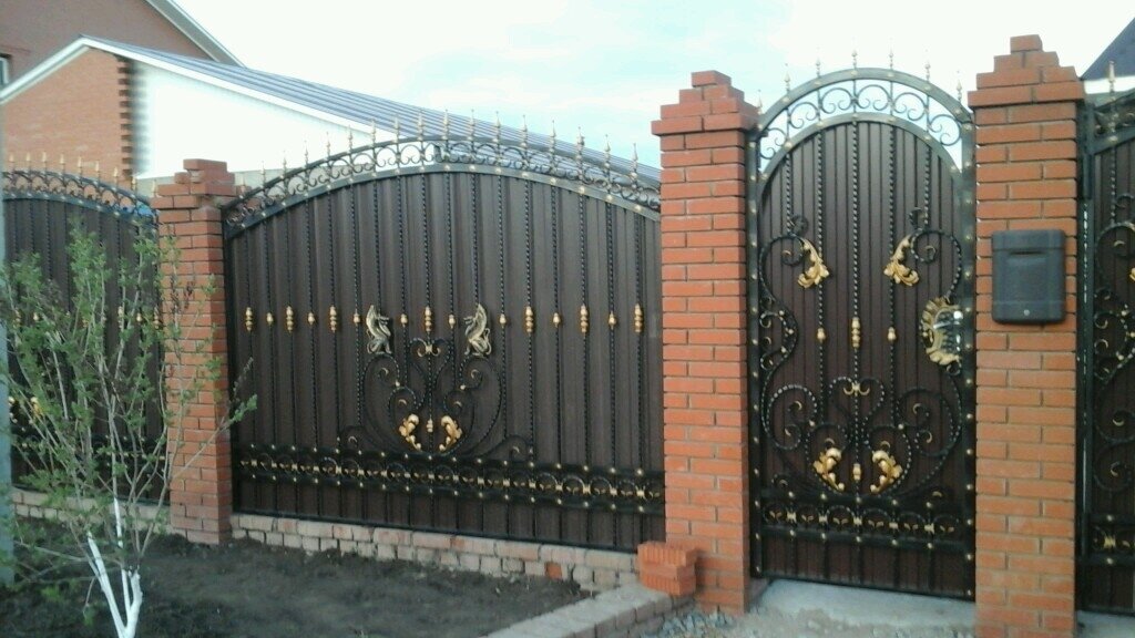 Забор из кованых секций (квадрат полнотелый, каркас профильная труба с толщиной стенки 2 мм) комбинированных с профнастилом.