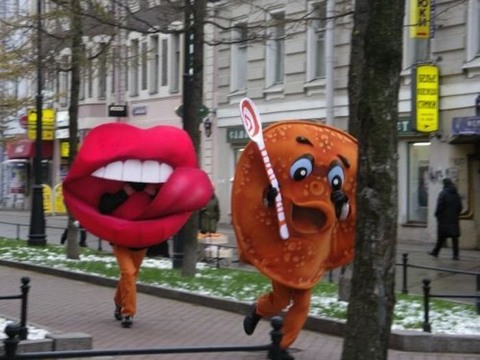 На фото: реклама блинчика, за которым гонится адски раскрытый рот