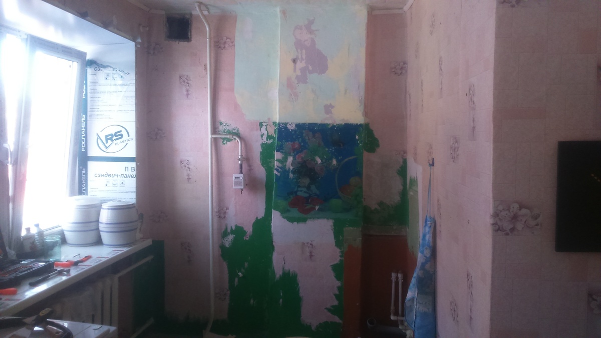 Убрал газовую плиту и старую раковину. 