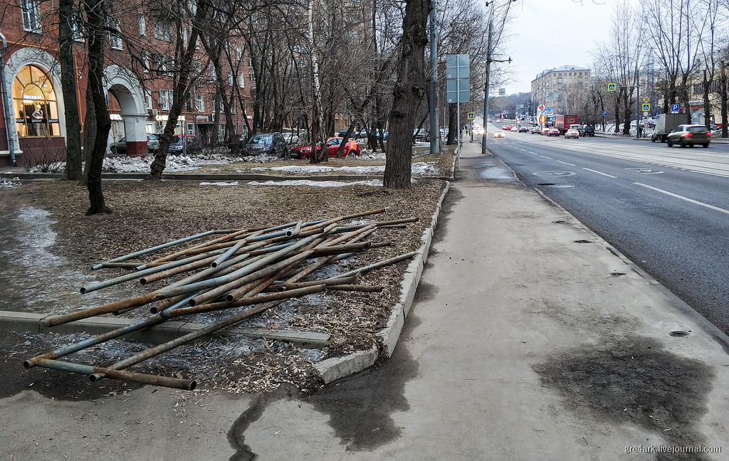 Яндекс-картинки. После того, как их убрали, кругом стали парковаться тачки, люди делать тропы