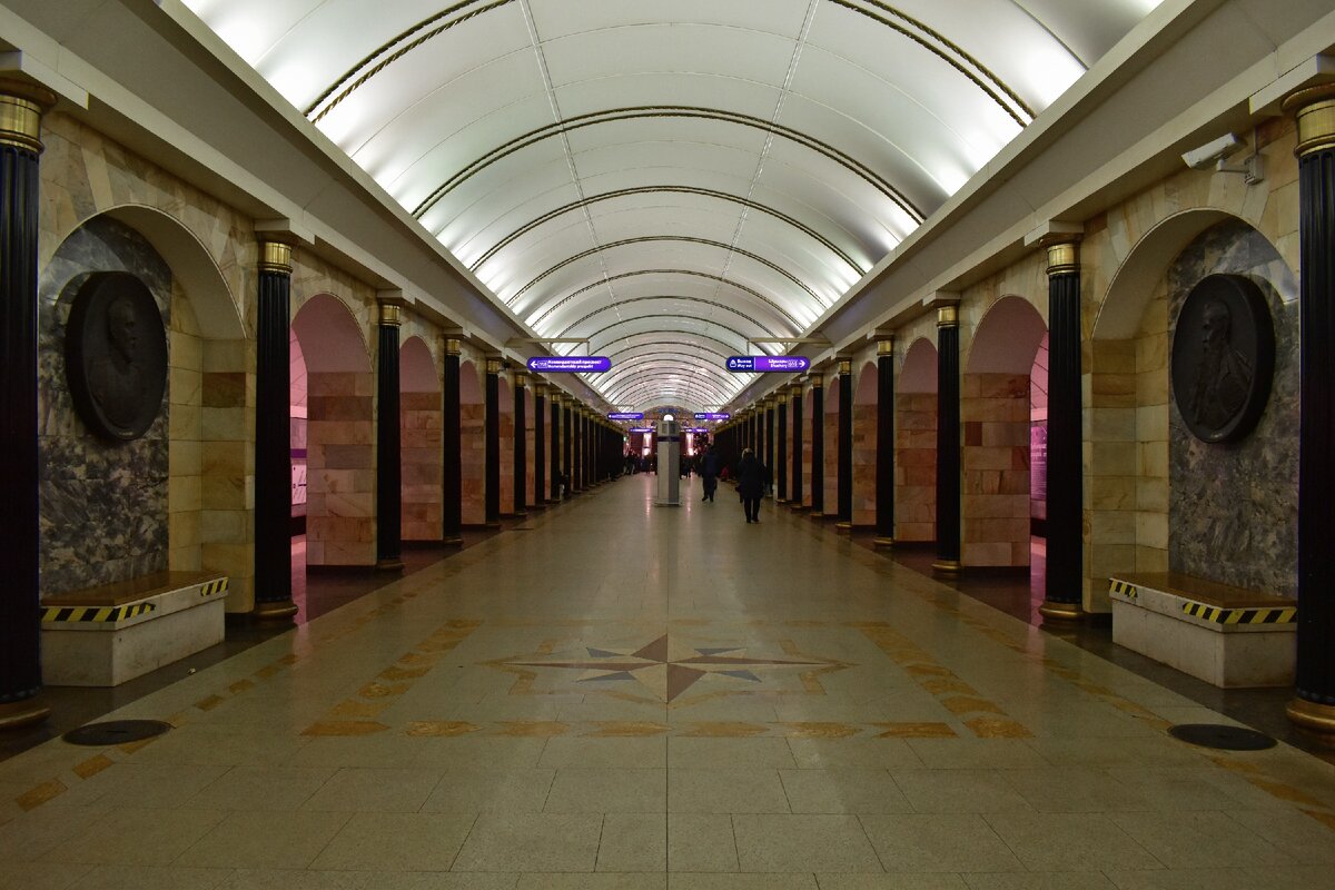 Самая красивая станция метро в петербурге. Метро Адмиралтейская Санкт-Петербург. Станция метро Адмиралтейская. Адмиралтейская станция метро Питер. Станция метро Адмиралтейская Санкт-Петербург снаружи.