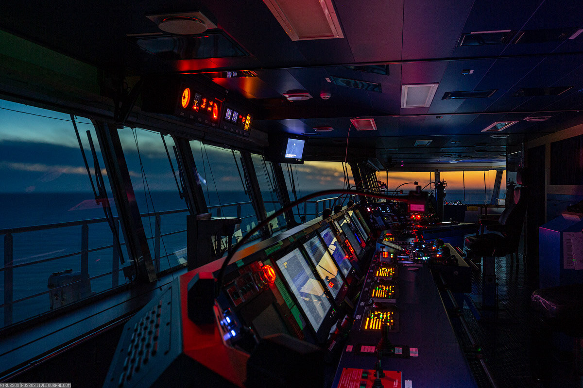 1.  Все управление осуществляется с мостика. Как я писал, танкер  максимально автоматизирован и на нем находится 25 членов экипажа.
