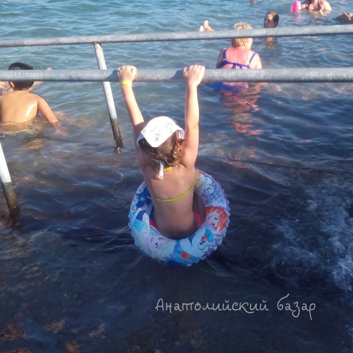 Детям хватает активности на мелководье, но вот почему взрослые не плавают, непонятно.